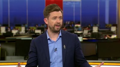 Presenter Sky Sports Bersitegang Dengan Mark Goldbridge