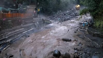 Banjir Bandang Terjang Wisata Guci Tegal, Akses Tutup Sementara