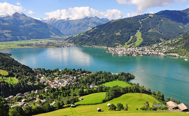 Kota Indah Zell Terletak Di Pinggir Danau Dan Pegunungan Alpen