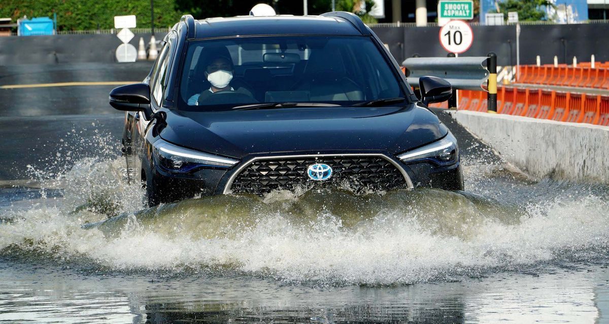 Mobil Hybrid Terendam Banjir, Awas Risiko Kerusakan Mahal!