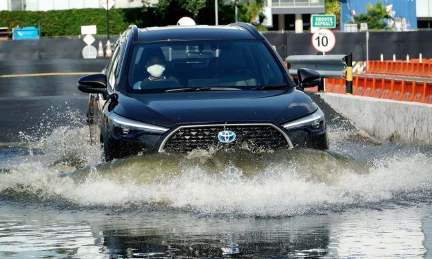 Mobil Hybrid Terendam Banjir, Awas Risiko Kerusakan Mahal!