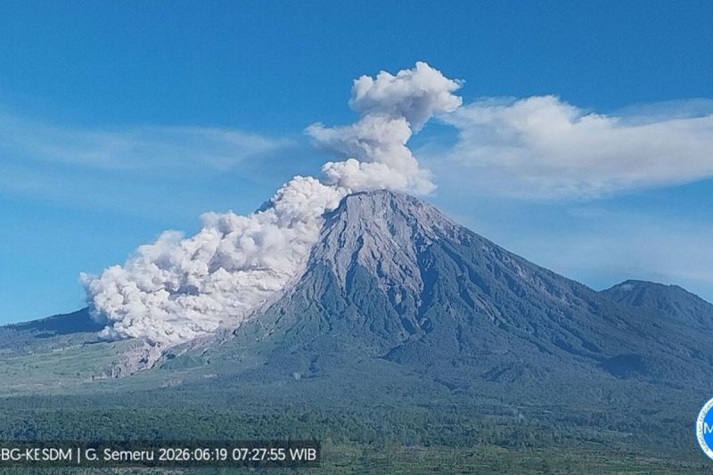 Gunung Semeru Erupsi