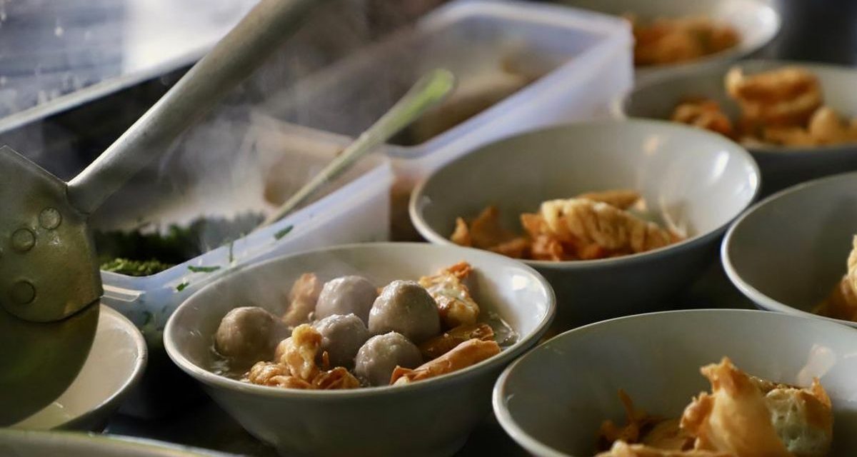 Nikmatnya Makan Bakso Di Tengah Cuaca Dingin!