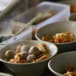 Nikmatnya Makan Bakso Di Tengah Cuaca Dingin!