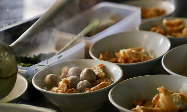 Nikmatnya Makan Bakso Di Tengah Cuaca Dingin!